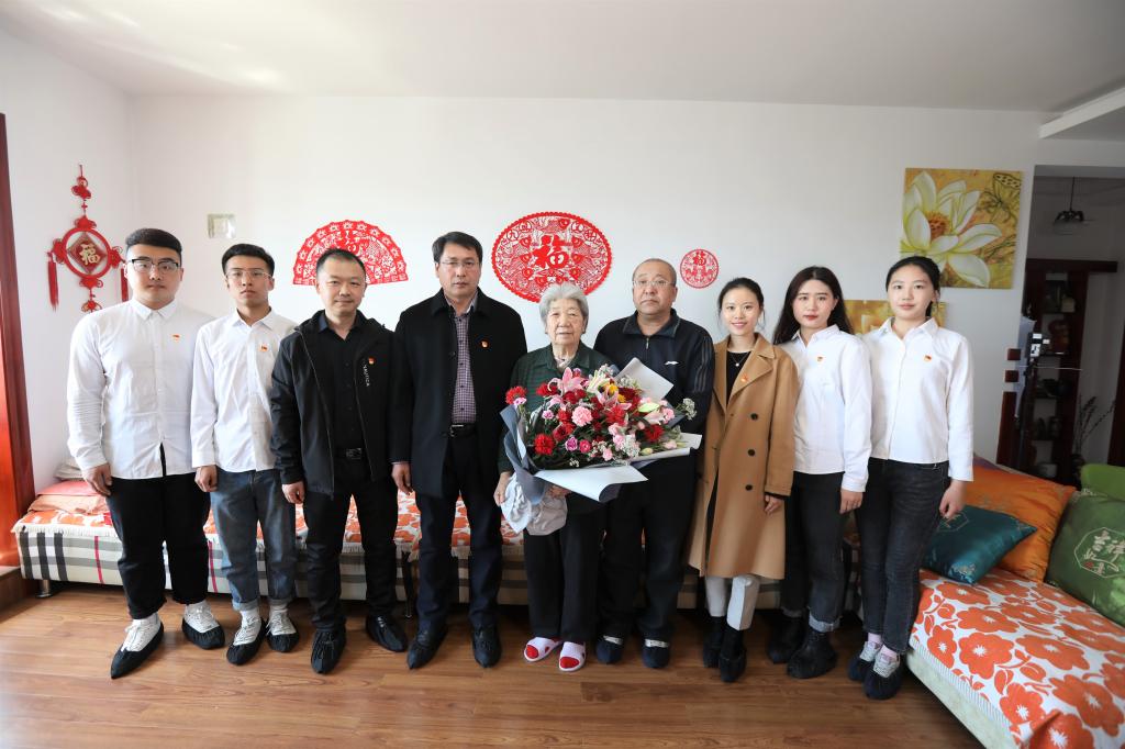 学院师生代表与张宏伟合影留念